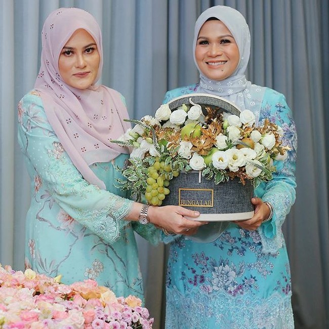 Melalui akun media sosialnya Bawal Exclusive mengumumkan kerudung mereka yang dijual seharga Rp 172 juta dibeli oleh seorang pengusaha dan pemilik butik bernama Datin Hamizan Putih. Datin ikut hadir dalam penyerahan kerudung yang diklaim sebagai termahal di dunia tersebut. Foto: Instagram @byqissbybawalexclusive