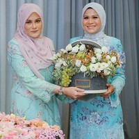 Melalui akun media sosialnya Bawal Exclusive mengumumkan kerudung mereka yang dijual seharga Rp 172 juta dibeli oleh seorang pengusaha dan pemilik butik bernama Datin Hamizan Putih. Datin ikut hadir dalam penyerahan kerudung yang diklaim sebagai termahal di dunia tersebut. Foto: Instagram @byqissbybawalexclusive