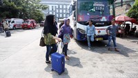 Terminal Rawamangun dipenuhi pemudik yang akan pulang kampung ke sejumlah daerah yang berada di luar Pulau Jawa.