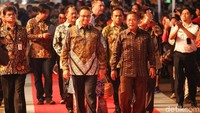 Anies Baswedan dan Darmin Nasution berkeliling untuk meninjau pameran.