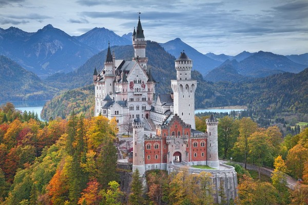 Kastil Neuschwanstein terletak bukan di dataran rendah seperti kastil pada umumnya. Tetapi letaknya berada di atas bukit. (iStock)