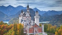 Kastil Neuschwanstein terletak bukan di dataran rendah seperti kastil pada umumnya. Tetapi letaknya berada di atas bukit. (iStock)
