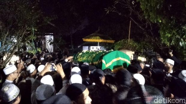 Ribuan Jemaah Antar Pemakaman KH Tolchah Hasan 