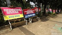 Sejumlah karangan bunga berjejer rapi di sepanjang Jalan Medan Merdeka Barat, Jakarta.