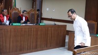 Haris Hasanudin didakwa menyuap anggota DPR Rommahurmuziy untuk memperoleh jabatan Kakanwil Kemenag Jatim.