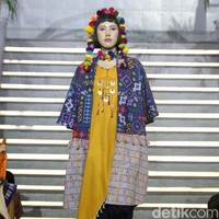 Mel Ahyar merilis koleksi busana Lebaran 2019 dari Happa yang terinspirasi dari kain tradisional suku di Filipina dalam acara Ramadhan In Style 2019, Plaza Indonesia, Jakarta, Rabu [28/05/2019]. Foto: Mohammad Abduh/Wolipop