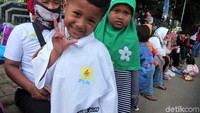 Seorang bocah terlihat sangat semringah di depan kamera.