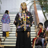 Mel Ahyar merilis koleksi busana Lebaran 2019 dari Happa yang terinspirasi dari kain tradisional suku di Filipina dalam acara Ramadhan In Style 2019, Plaza Indonesia, Jakarta, Rabu [28/05/2019]. Foto: Mohammad Abduh/Wolipop