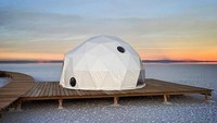 Kachi Lodge merupakan resor di tengah Salar de Uyuni dengan sejumlah fasilitas mumpuni. Tendanya mirip kubah, dengan jendela terpal transparan yang menghadap langsung ke lembah garam (Amazing Places/Kachi Lodge/Facebook)