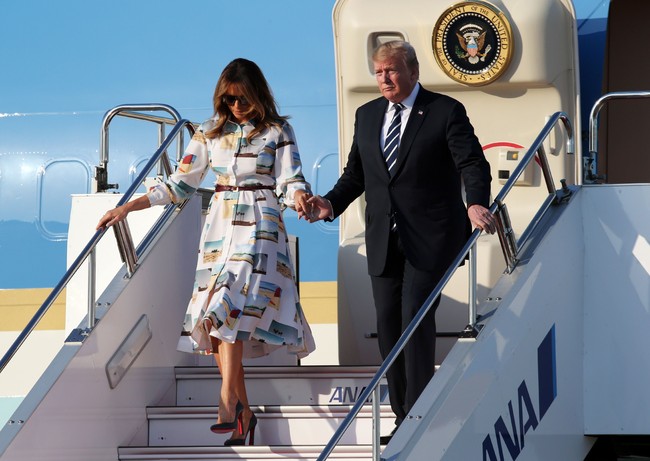 Tiba di Jepang, Melania Trump memilih shirt dress dengan motif postcard yang playful dari Calvin Klein. Dress ini diretail dengan harga US$ 3.900 atau Rp 56 juta. Sepatu Christian Louboutin kali ini menyempurnakan penampilan musim panas Melania. Foto: Getty Images