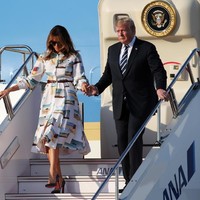Tiba di Jepang, Melania Trump memilih shirt dress dengan motif postcard yang playful dari Calvin Klein. Dress ini diretail dengan harga US$ 3.900 atau Rp 56 juta. Sepatu Christian Louboutin kali ini menyempurnakan penampilan musim panas Melania. Foto: Getty Images