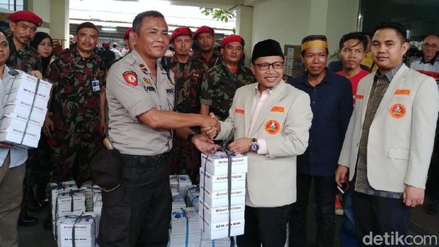 Pemuda Muhammadiyah Bagi-bagi Takjil di Bawaslu