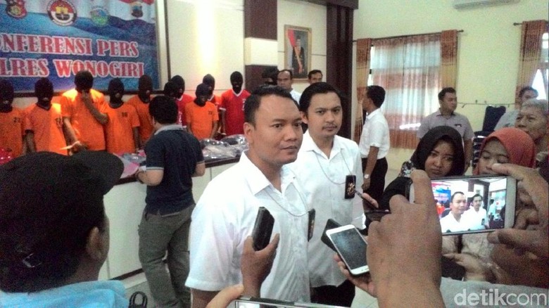 Polisi Wonogiri Selidiki Kasus KLB Keracunan Usai Santap Ayam Kremes Polisi Wonogiri Selidiki Kasus KLB Keracunan Usai Santap Ayam Kremes