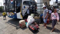 Para pemudik yang datang ke Terminal Rawamang, nampak membawa sejumlah barang saat akan pulang ke kampung halaman jelang lebaran.