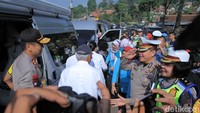 Peninjauan dilakukan oleh Menko PMK Puan Maharani, Menhub Budi Karya Sumadi, Menkes Nila Moeloek, dan Menteri PUPR Basuki Hadimuljono. Pantauan detikcom di Lapangan Darminta Atmaja Nagreg, Bandung, Rabu (29/5/2019), pukul 08.35 WIB, para menteri turun dari Heli Basarnas. Para menteri langsung disambut oleh Kapolda Jawa Barat, Irjen Rudy Sufahriadi.
