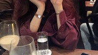 Tampil natural tanpa balutan make up, Hara berpose manis saat tengah menunggu pesanan makan malamnya di salah satu restoran konsep klasik. Foto: Instagram @koohara__
