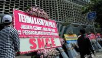 Selain membagikan bunga tangkai, SMCE turut membawa sebuah karangan bunga yang diletakkan di depan gedung Bawaslu, Jakarta.