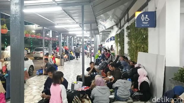 H-7 Lebaran, Stasiun Senen Dibanjiri Pemudik