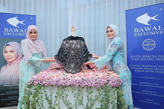 Brand hijab lokal Malaysia bernama Bawal Exclusive yang merilis kerudung seharga RM 50.000 atau sekitar Rp 172 juta. Kerudung tersebut dipamerkan sekaligus diserahkan oleh mereka kepada sang pembeli di Hotel St. Regis, Kuala Lumpur, Selasa (28/5/2019). Foto: Instagram @byqissbybawalexclusive