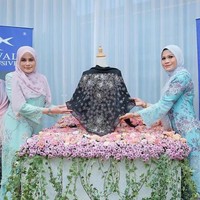 Brand hijab lokal Malaysia bernama Bawal Exclusive yang merilis kerudung seharga RM 50.000 atau sekitar Rp 172 juta. Kerudung tersebut dipamerkan sekaligus diserahkan oleh mereka kepada sang pembeli di Hotel St. Regis, Kuala Lumpur, Selasa (28/5/2019). Foto: Instagram @byqissbybawalexclusive