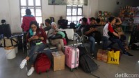 Sejumlah pemudik menunggu kedatangan bus untuk pulang ke kampung agar dapat merayakan lebaran bersama keluarga.