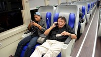 Sejumlah penumpang berada didalam gerbong kereta Sleeper Luxury 2 yang dirangkaikan dengan kereta Argo Lawu jurusan Gambir-Solo Balapan sebelum berangkat di Stasiun Gambir, Jakarta, Selasa (28/5/2019). ANTARA FOTO/M Risyal Hidayat.