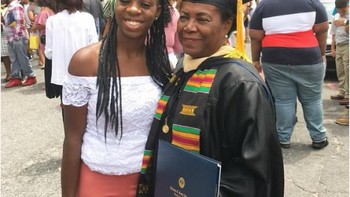 Bibiku berusia 73 tahun dan tidak pernah berhenti belajar. Bibiku lulus hari ini dan aku sangat bangga padanya Foto: Boredpanda