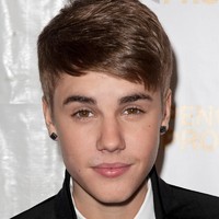 Meski jadi ciri khas, tentu Justin Bieber tak mempertahankan gaya rambut poni lempar tersebut selamanya. Di tahun 2010, gaya suami Hailey Baldwin ini pun semakin dewasa. Tetap berponi, namun saat itu Justin memangkas rambutnya menjadi lebih pendek dan rapi. Foto: Getty Images