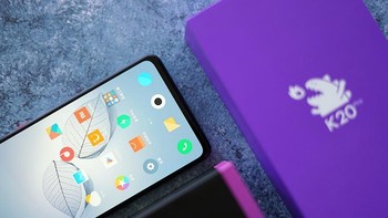 Ponsel ini membawa sensor sidik jari di layar. Foto: Sina Mobile