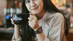 Cantiknya Annissa Soebandono Saat Ngopi dan Makan Enak