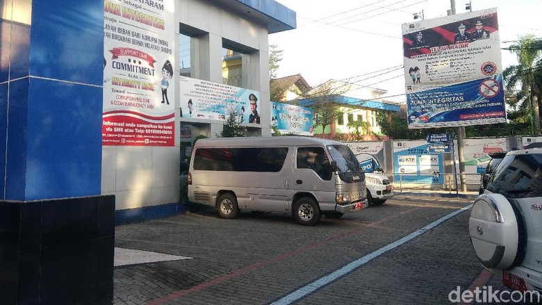 Kena OTT KPK, Baliho Setop Pungli Kakanim Mataram Dicopot Kena OTT KPK, Baliho Setop Pungli Kakanim Mataram Dicopot