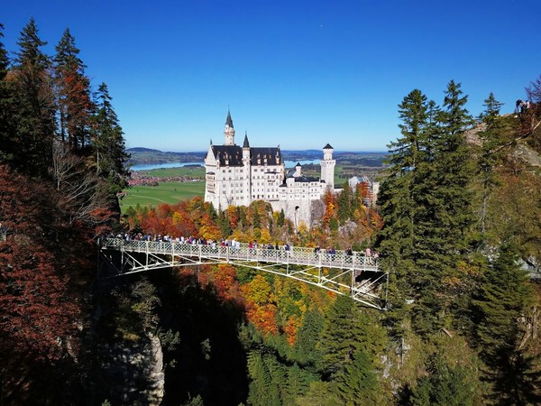 Ini menjadi salah satu faktor mengapa istana ini bak kastil di negeri dongeng, dan menjadi inspirasi salah satu film Disney yaitu Sleeping Beauty, yang juga merupakan ikon Disneyland. (iStock) Ini menjadi salah satu faktor mengapa istana ini bak kastil di negeri dongeng, dan menjadi inspirasi salah satu film Disney yaitu Sleeping Beauty, yang juga merupakan ikon Disneyland. (iStock)