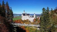 Ini menjadi salah satu faktor mengapa istana ini bak kastil di negeri dongeng, dan menjadi inspirasi salah satu film Disney yaitu Sleeping Beauty, yang juga merupakan ikon Disneyland. (iStock)