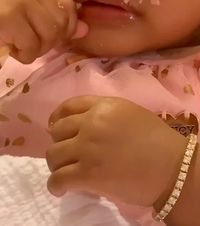 Usianya Baru 10 Bulan, Bayi Cardi B Pakai Gelang Rp 1,1 Miliar