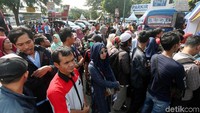 Keberadaan pos pelayanan penukaran uang di rest area KM 57 Tol Cikampek ini disambut positif oleh warga. Pos pelayanan penukaran uang itu pun nampak dipenuhi oleh warga.
