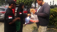 Tim yang peduli dengan sampah ini terdiri dari komunitas anak muda dan pelajar yang peduli sampah. Istimewa/KLHK.