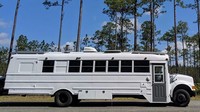 Tak jauh berbeda dengan sebelumnya, bus ini juga disulap jadi rumah berjalan yang keren dan membuat banyak orang yang melihatnya kagum. Istimewa/Dok. Boredpanda.