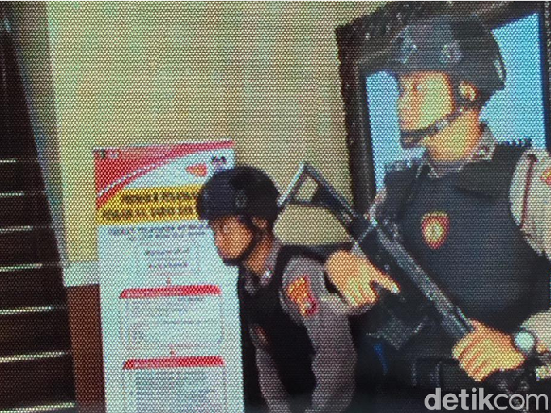 Geledah Kantor Imigrasi Mataram, KPK Sita Sejumlah Dokumen Geledah Kantor Imigrasi Mataram, KPK Sita Sejumlah Dokumen