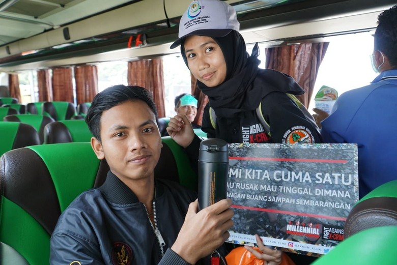 KLHK Kerahkan Milenial Awasi Sampah Selama Mudik di Cikampek KLHK Kerahkan Milenial Awasi Sampah Selama Mudik di Cikampek