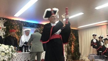 Si kakek berusia 94 tahun pamer ijasah kelulusannya. Foto: Boredpanda