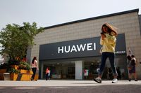 Melunak, Trump Setuju Longgarkan Sanksi Huawei Tapi...