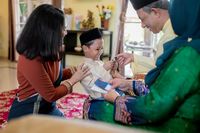Angpao juga dibagikan saat Idul Fitri. 