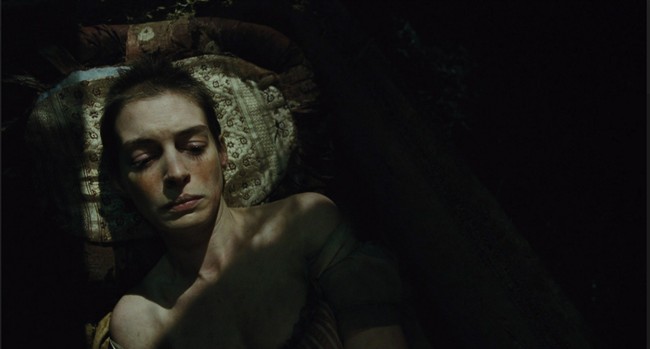 Untuk memerankan Fantine di Les Miserables, Anne Hathaway harus diet ekstrem selama dua minggu dan mendalami peran wanita yang ditinggal kekasih setelah menghamilinya. Peran itu ternyata terbawa ke dunia nyata hingga membuatnya depresi. Perlu waktu berminggu-minggu sampai Anne kembali ke kondisi mental semula. Foto: Istimewa