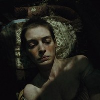 Untuk memerankan Fantine di Les Miserables, Anne Hathaway harus diet ekstrem selama dua minggu dan mendalami peran wanita yang ditinggal kekasih setelah menghamilinya. Peran itu ternyata terbawa ke dunia nyata hingga membuatnya depresi. Perlu waktu berminggu-minggu sampai Anne kembali ke kondisi mental semula. Foto: Istimewa