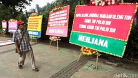 Karangan bunga berisi ucapan terima kasih itu pun menghiasi sepanjang Jalan Medan Merdeka Barat, Jakarta.
