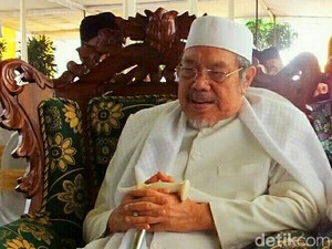 Menteri Agama era Gus Dur KH Tolchah Hasan Wafat
