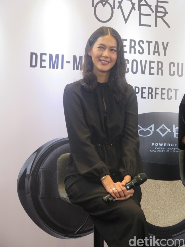 Model Paula Verhoeven tampil memukau saat hadir di acara peluncuran Cushion Powerstay Demi-Matte dari Make Over, Selasa (28/5/2019). Model yang tengah hamil tujuh minggu itu, tampil mempesona dengan busana serba hitam.  Foto: Kiki Oktaviani/Wolipop