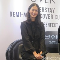 Model Paula Verhoeven tampil memukau saat hadir di acara peluncuran Cushion Powerstay Demi-Matte dari Make Over, Selasa (28/5/2019). Model yang tengah hamil tujuh minggu itu, tampil mempesona dengan busana serba hitam.  Foto: Kiki Oktaviani/Wolipop