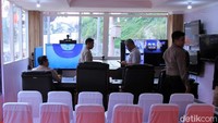 Bedanya bus ini tidak memiliki mesin dan bagian dalamnya diubah menyerupai seperti kantor pengendali arus lalu lintas yang biasa ditemui di kantor-kantor polisi.