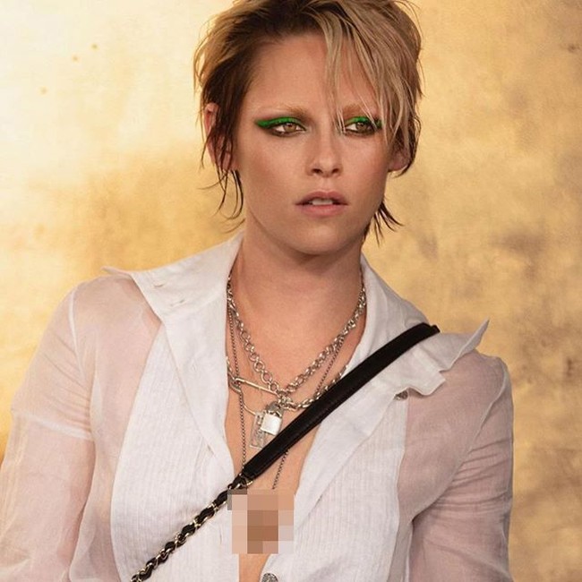 Kristen Stewart menjadi tamu spesial di fashion show Chanel koleksi Metiers d’Art 2019 di Seoul, Korea Selatan, Selasa (28/5/2019). Ia muncul dengan gaya yang tak biasa, kali ini dengan riasan yang membuat alisnya tampak botak. (Foto: Instagram)